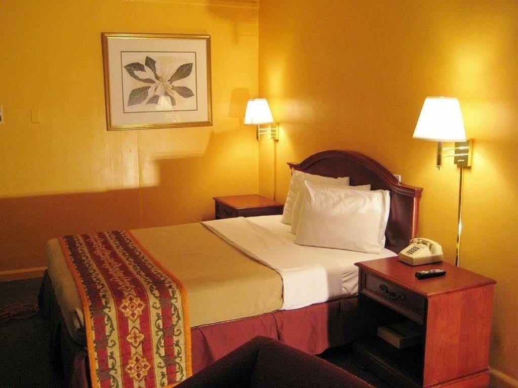 Charlotte Express Inn Extérieur photo